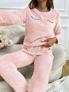 Conjunto de Pijama Flanelado com Bordado de Cílios e Corações