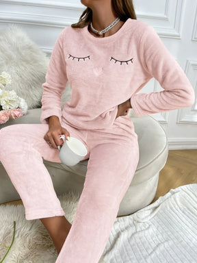 Conjunto de Pijama Flanelado com Bordado de Cílios e Corações