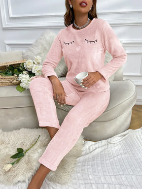 Conjunto de Pijama Flanelado com Bordado de Cílios e Corações