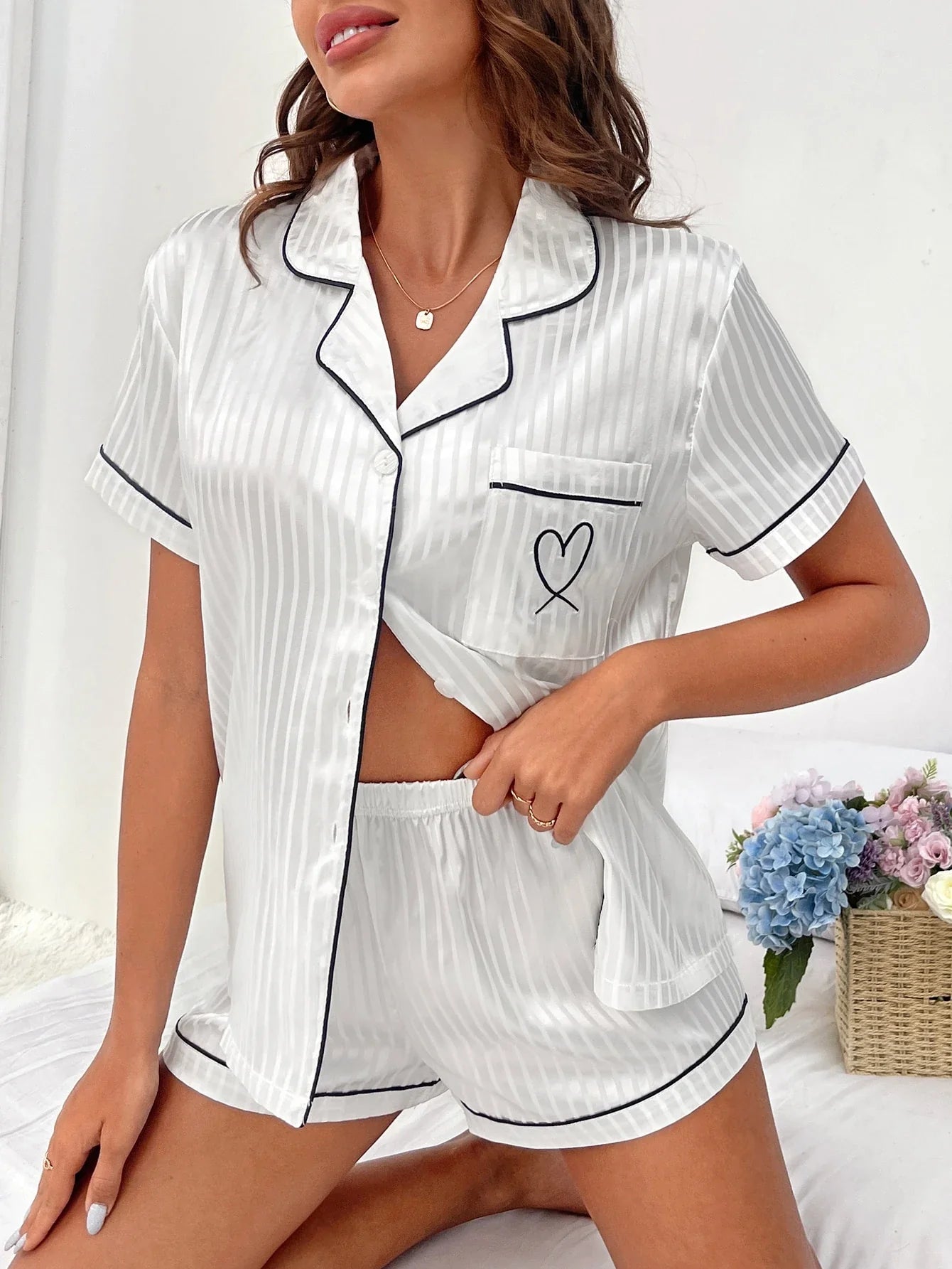 Conjunto de Pijama/Pijama em Cetim com Estampa de Listras e Coração e Detalhes em Vivo Contrastantes
