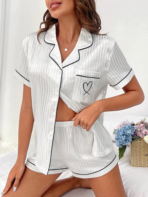 Conjunto de Pijama/Pijama em Cetim com Estampa de Listras e Coração e Detalhes em Vivo Contrastantes