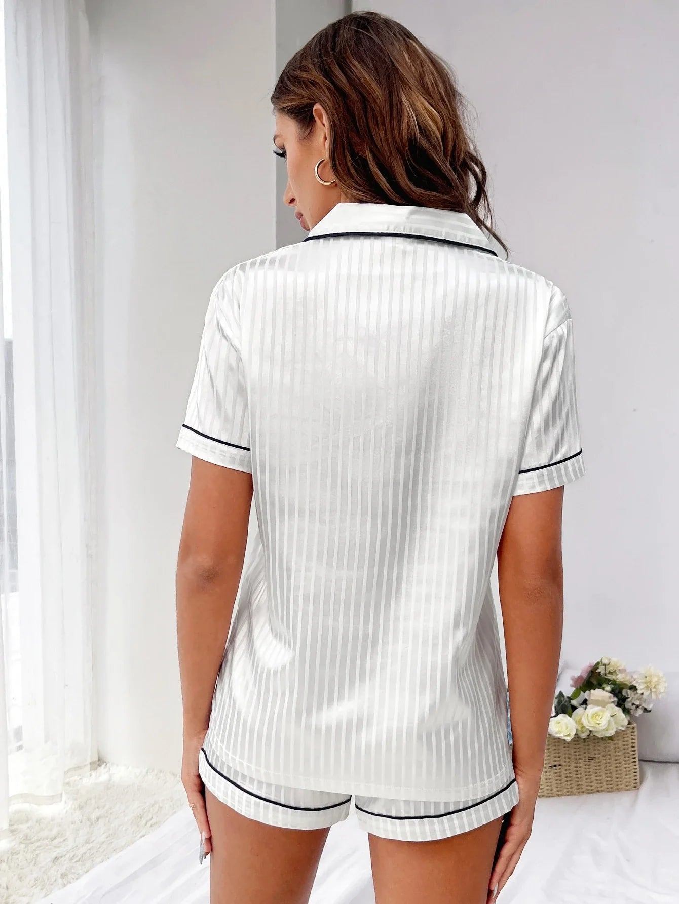 Conjunto de Pijama/Pijama em Cetim com Estampa de Listras e Coração e Detalhes em Vivo Contrastantes