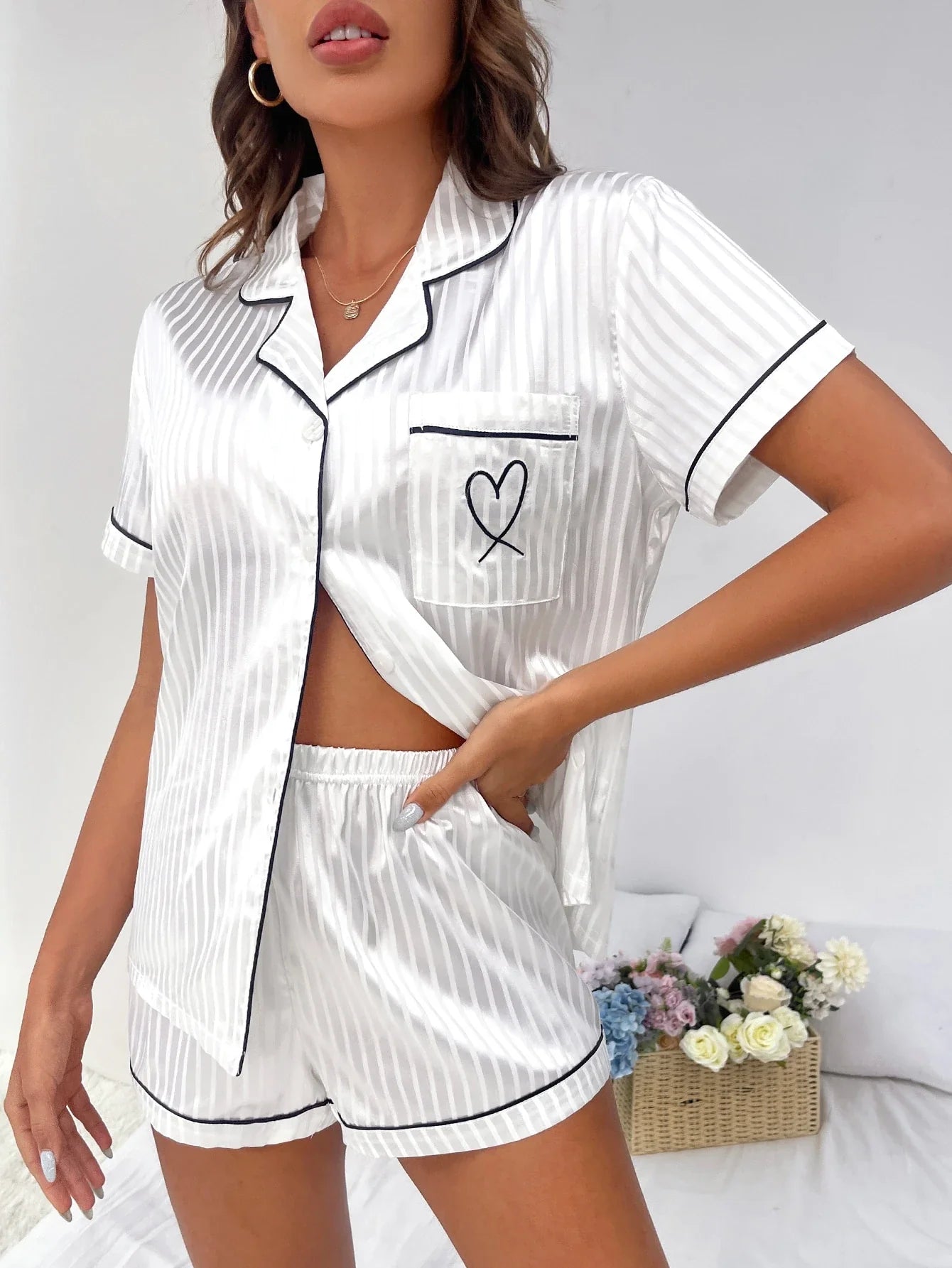 Conjunto de Pijama/Pijama em Cetim com Estampa de Listras e Coração e Detalhes em Vivo Contrastantes