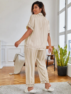 Conjunto de Pijama com Blusa de Cetim e Calça com Piping de Contraste em Jacquard Listrado