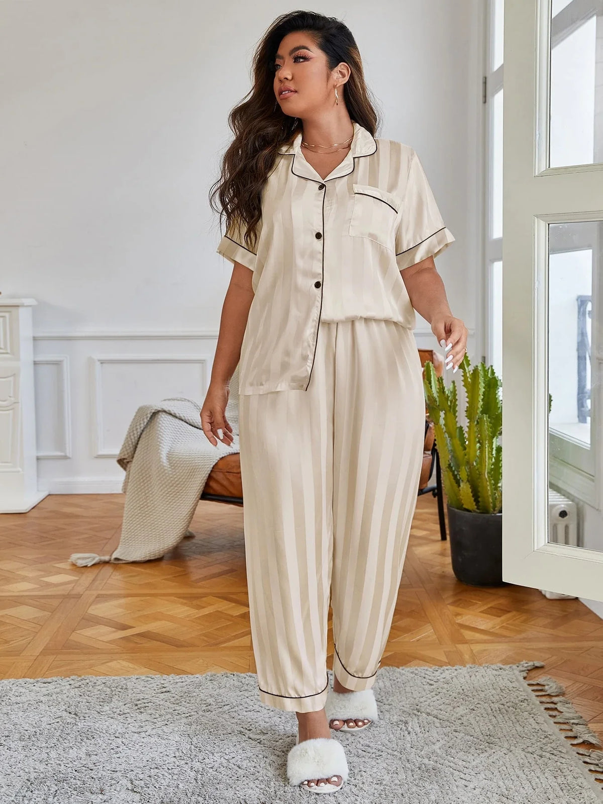 Conjunto de Pijama com Blusa de Cetim e Calça com Piping de Contraste em Jacquard Listrado