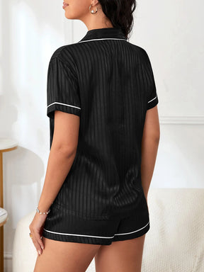 Conjunto de Pijama/Pijama em Cetim com Estampa de Listras e Coração e Detalhes em Vivo Contrastantes