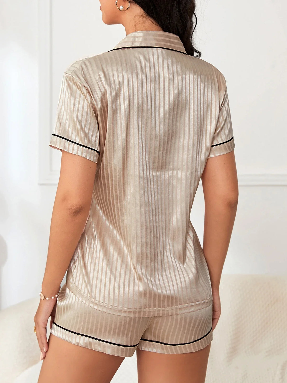 Conjunto de Pijama/Pijama em Cetim com Estampa de Listras e Coração e Detalhes em Vivo Contrastantes