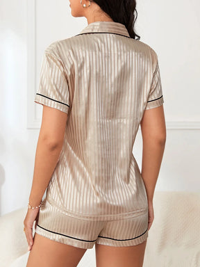 Conjunto de Pijama/Pijama em Cetim com Estampa de Listras e Coração e Detalhes em Vivo Contrastantes