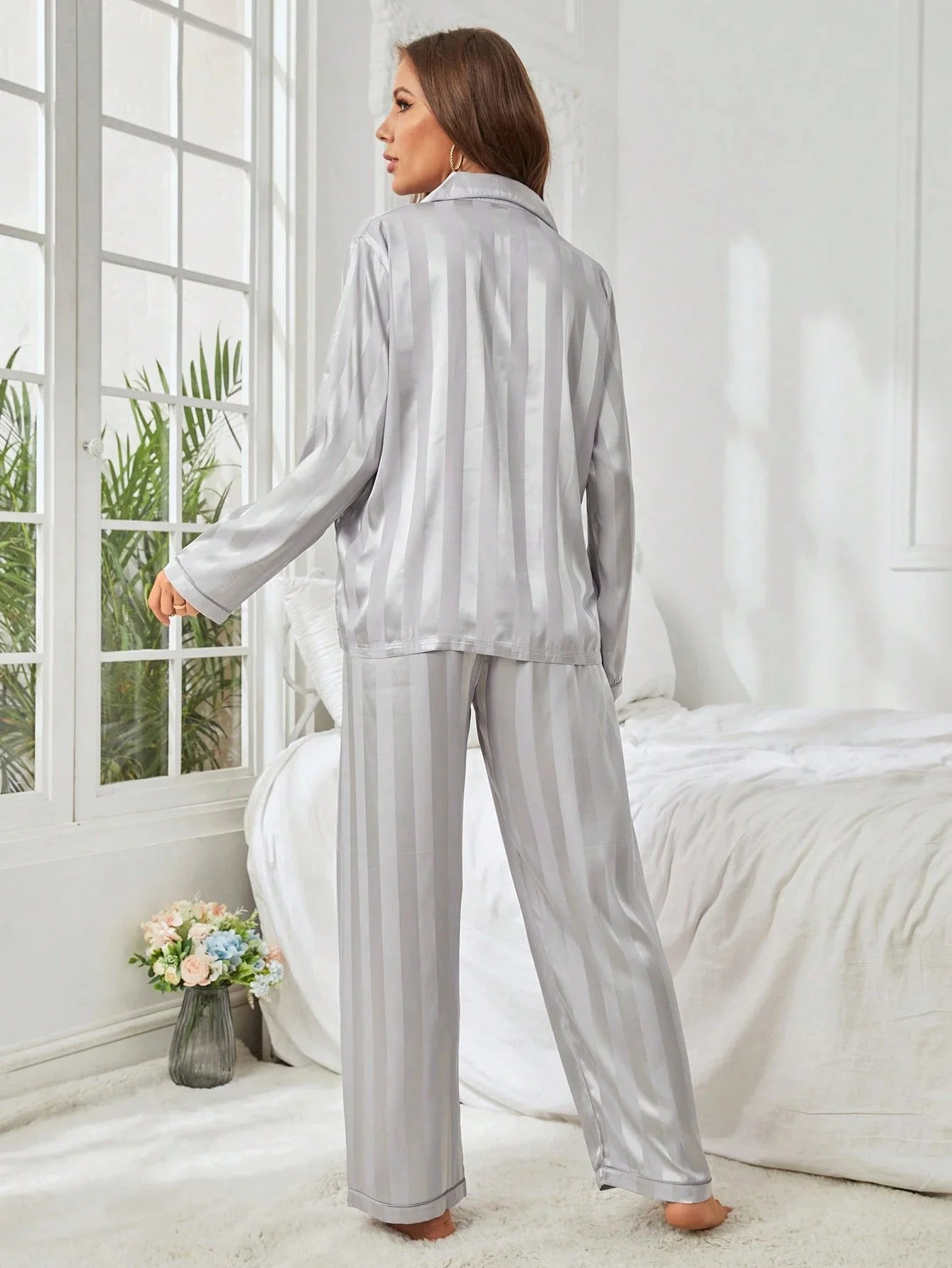 SHEIN Conjunto de pijama de cetim com acabamento em contraste