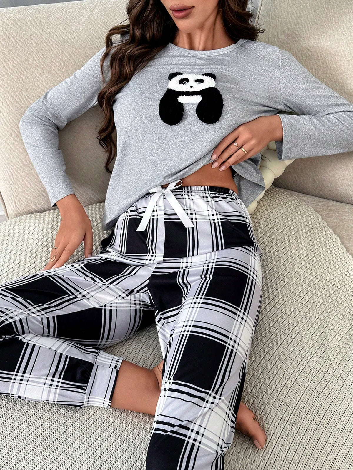 CoupledUp Conjunto de Pijama Composto por Camiseta com Bordado de Panda e Calça com Estampa Xadrez
