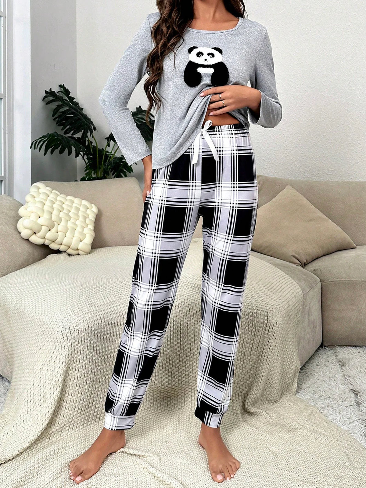 CoupledUp Conjunto de Pijama Composto por Camiseta com Bordado de Panda e Calça com Estampa Xadrez