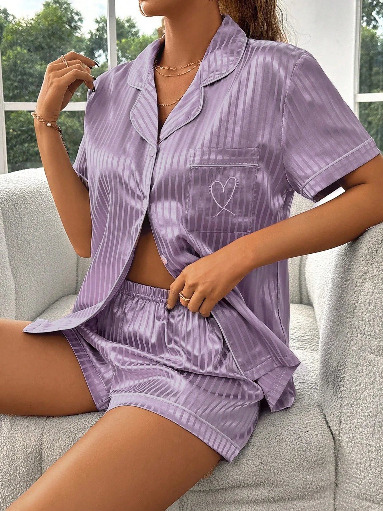 Conjunto de Pijama/Pijama em Cetim com Estampa de Listras e Coração e Detalhes em Vivo Contrastantes