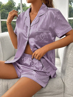 Conjunto de Pijama/Pijama em Cetim com Estampa de Listras e Coração e Detalhes em Vivo Contrastantes