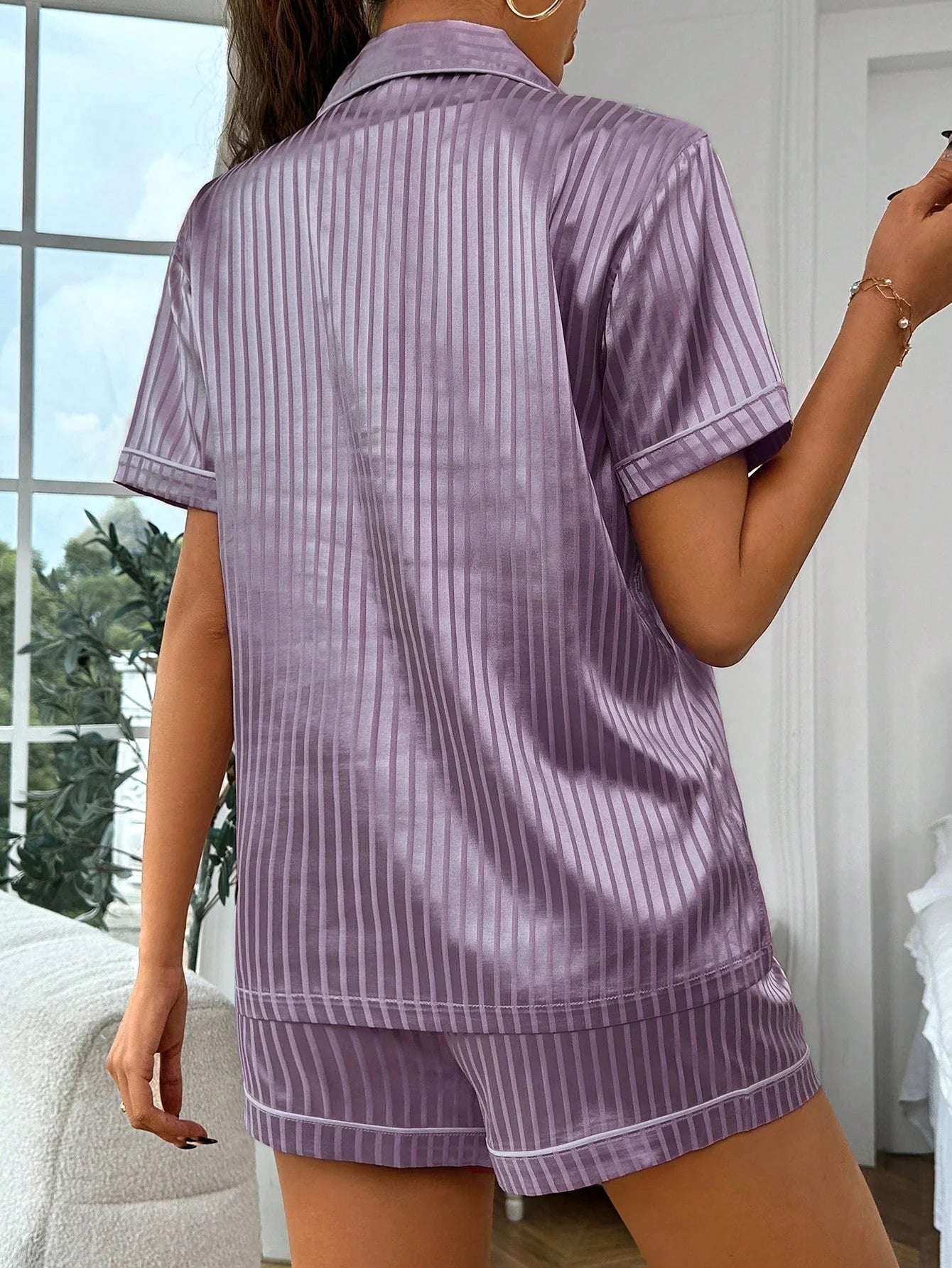 Conjunto de Pijama/Pijama em Cetim com Estampa de Listras e Coração e Detalhes em Vivo Contrastantes