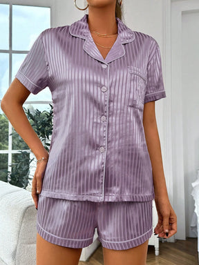 Conjunto de Pijama/Pijama em Cetim com Estampa de Listras e Coração e Detalhes em Vivo Contrastantes