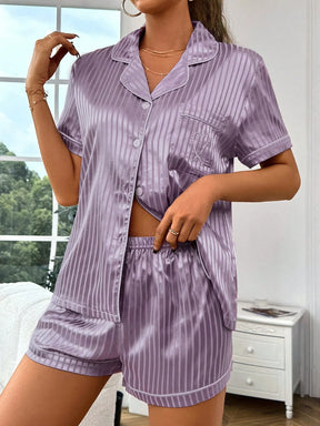 Conjunto de Pijama/Pijama em Cetim com Estampa de Listras e Coração e Detalhes em Vivo Contrastantes