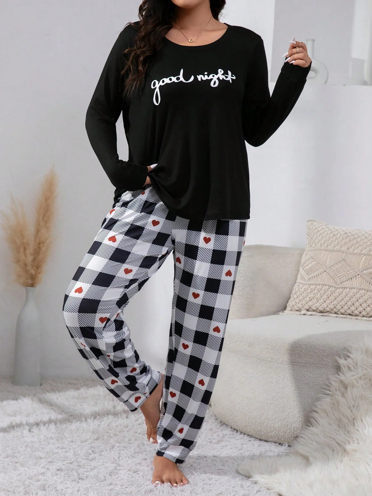 Conjunto de Pijama com Camiseta Estampada com Gráfico de Letra Plus e Calça Estampada com Coração e Xadrez
