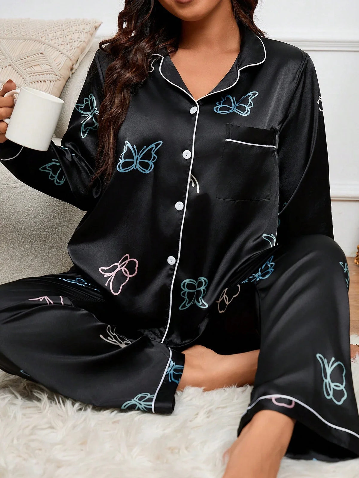 Conjunto de Pijama Cetim com Friso de Contraste Estampa de Borboleta