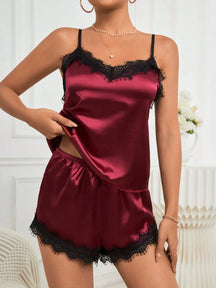 Conjunto de Pijama com Top Camiseta e Shorts em Cetim com Renda