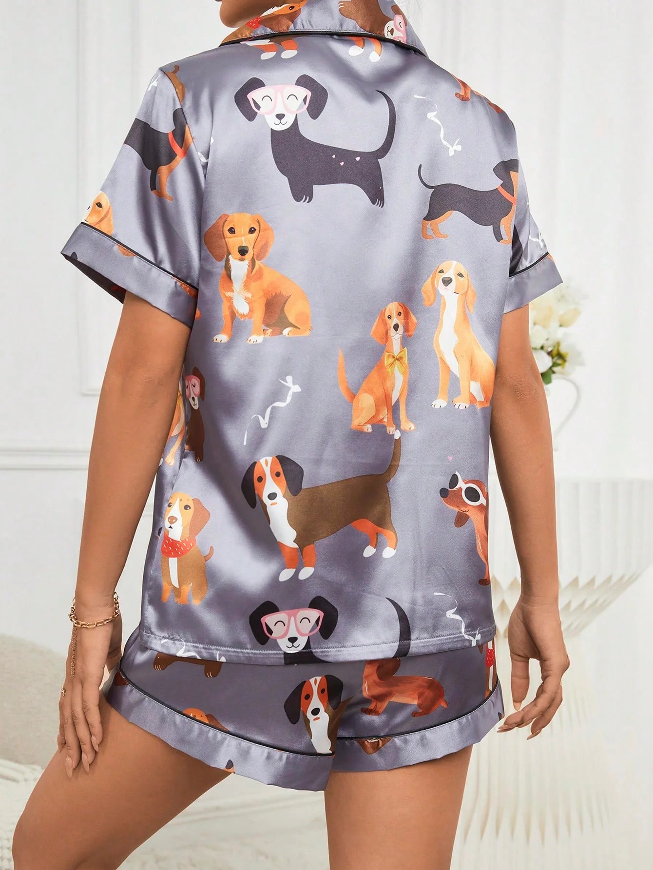 Conjunto de Pijama / Pijama de Cetim com Filete de Contraste Gráfico de Desenho Animado