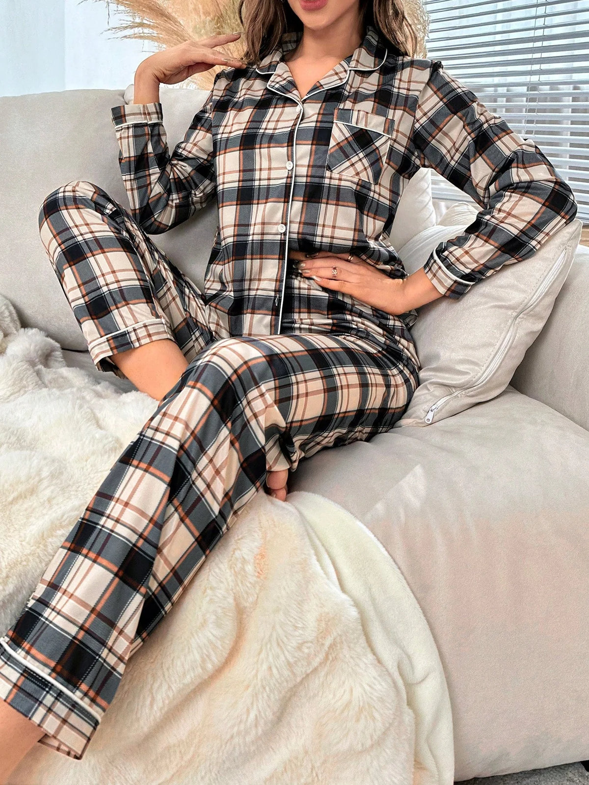 Conjunto de Pijama com Estampa Xadrez e Vivo em Contraste