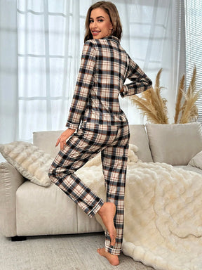 Conjunto de Pijama com Estampa Xadrez e Vivo em Contraste