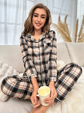 Conjunto de Pijama com Estampa Xadrez e Vivo em Contraste