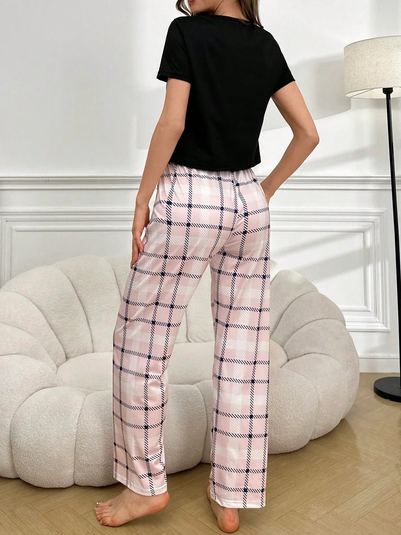 Conjunto De Pijama De Manga Curta E Gola Redonda Em T-shirt Sólida De Cor Sólida E Calça Xadrez