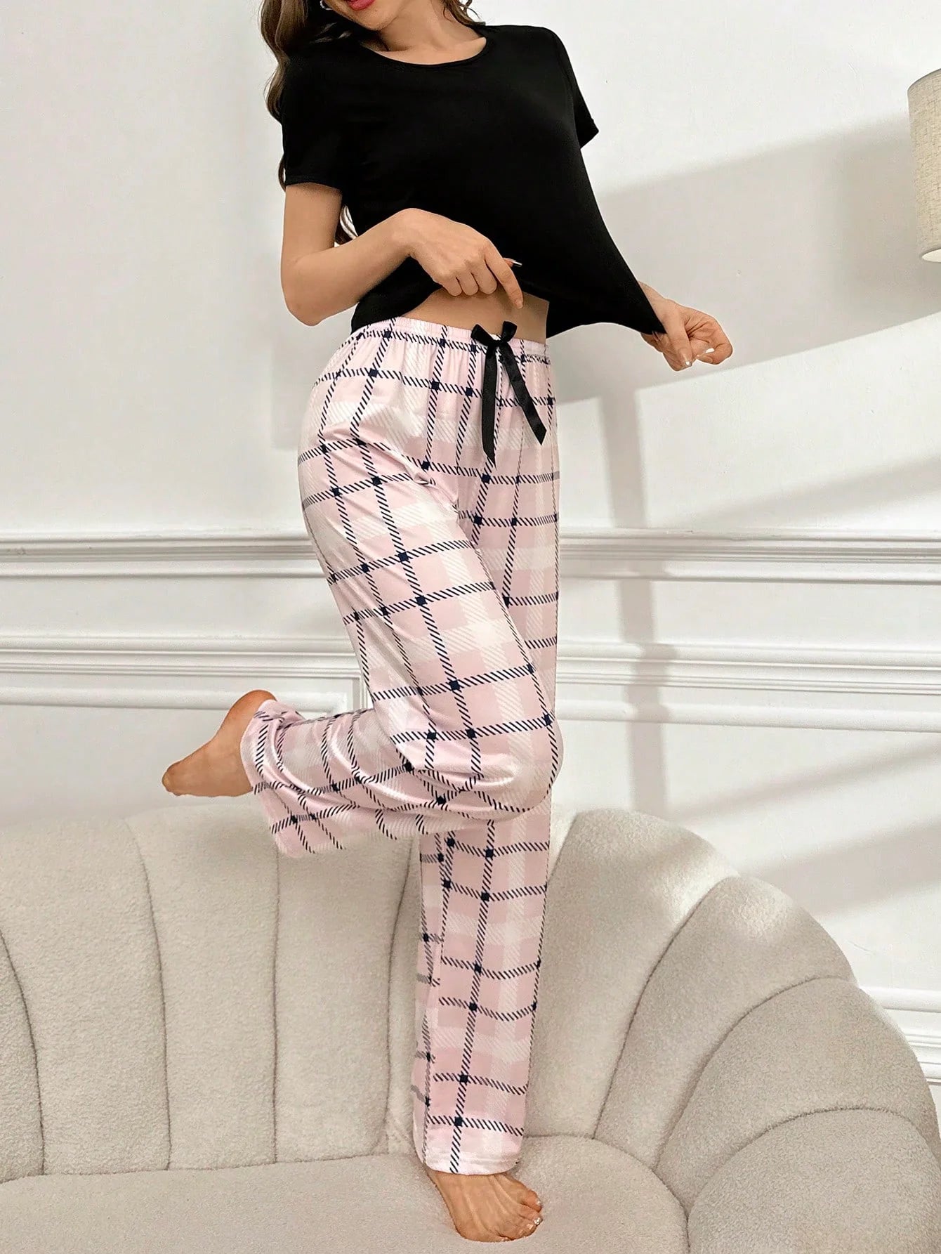 Conjunto De Pijama De Manga Curta E Gola Redonda Em T-shirt Sólida De Cor Sólida E Calça Xadrez