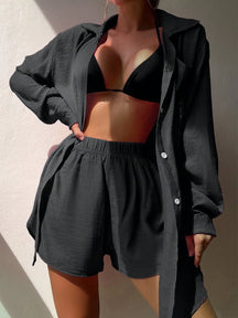 SHEIN Swim Conjunto de camisa de botão frontal com gola dobrável e shorts de cor sólida para cobrir a praia no verão