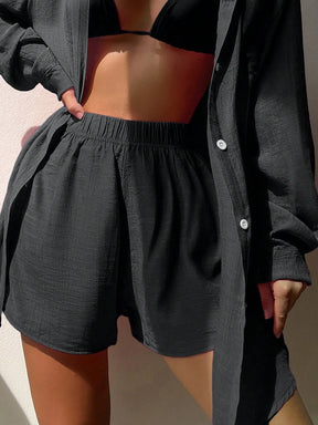 SHEIN Swim Conjunto de camisa de botão frontal com gola dobrável e shorts de cor sólida para cobrir a praia no verão