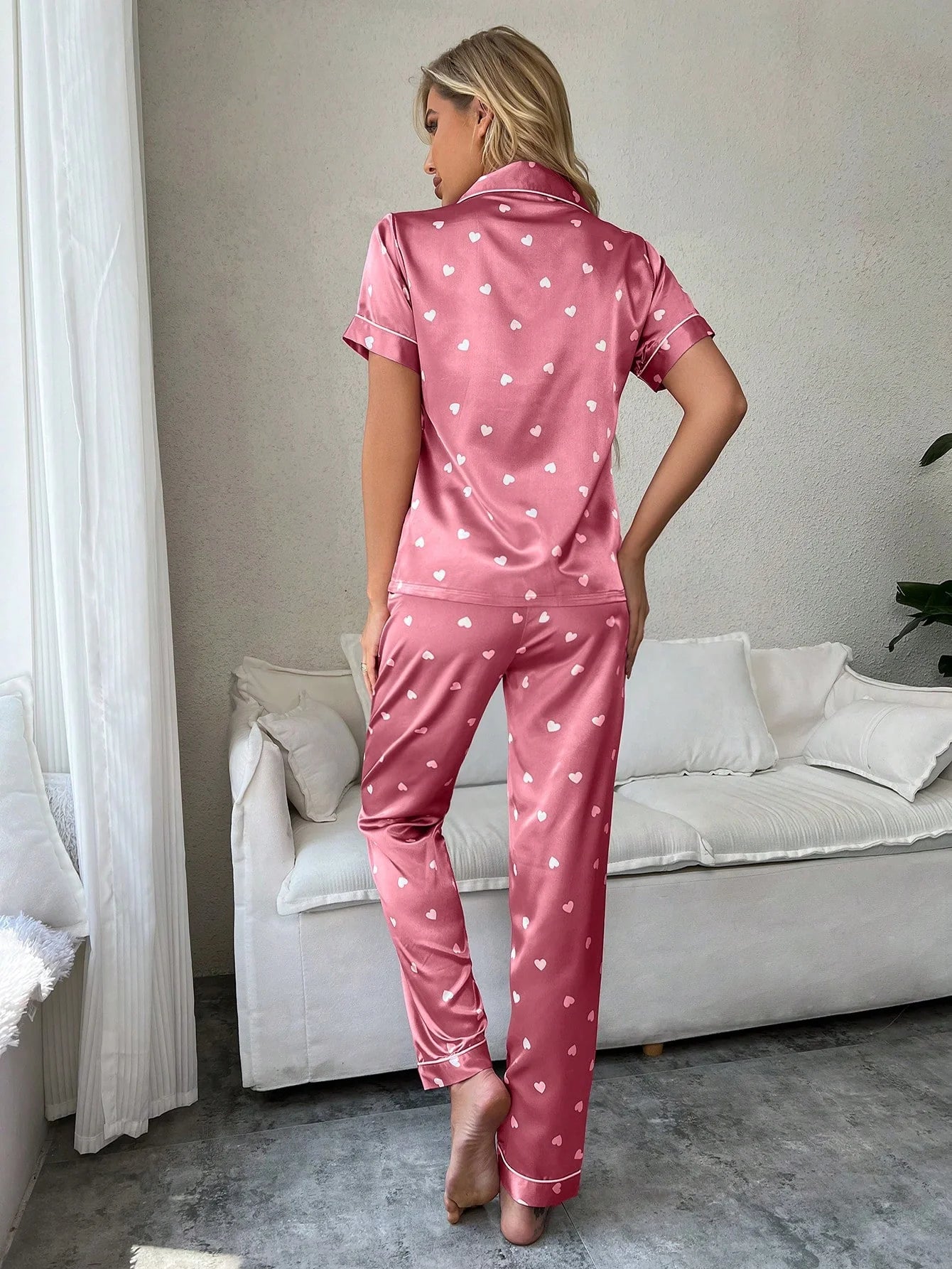 Conjunto de pijama de manga curta simulado de seda com estampa de coração, cor sólida e calça comprida com acabamento contrastante