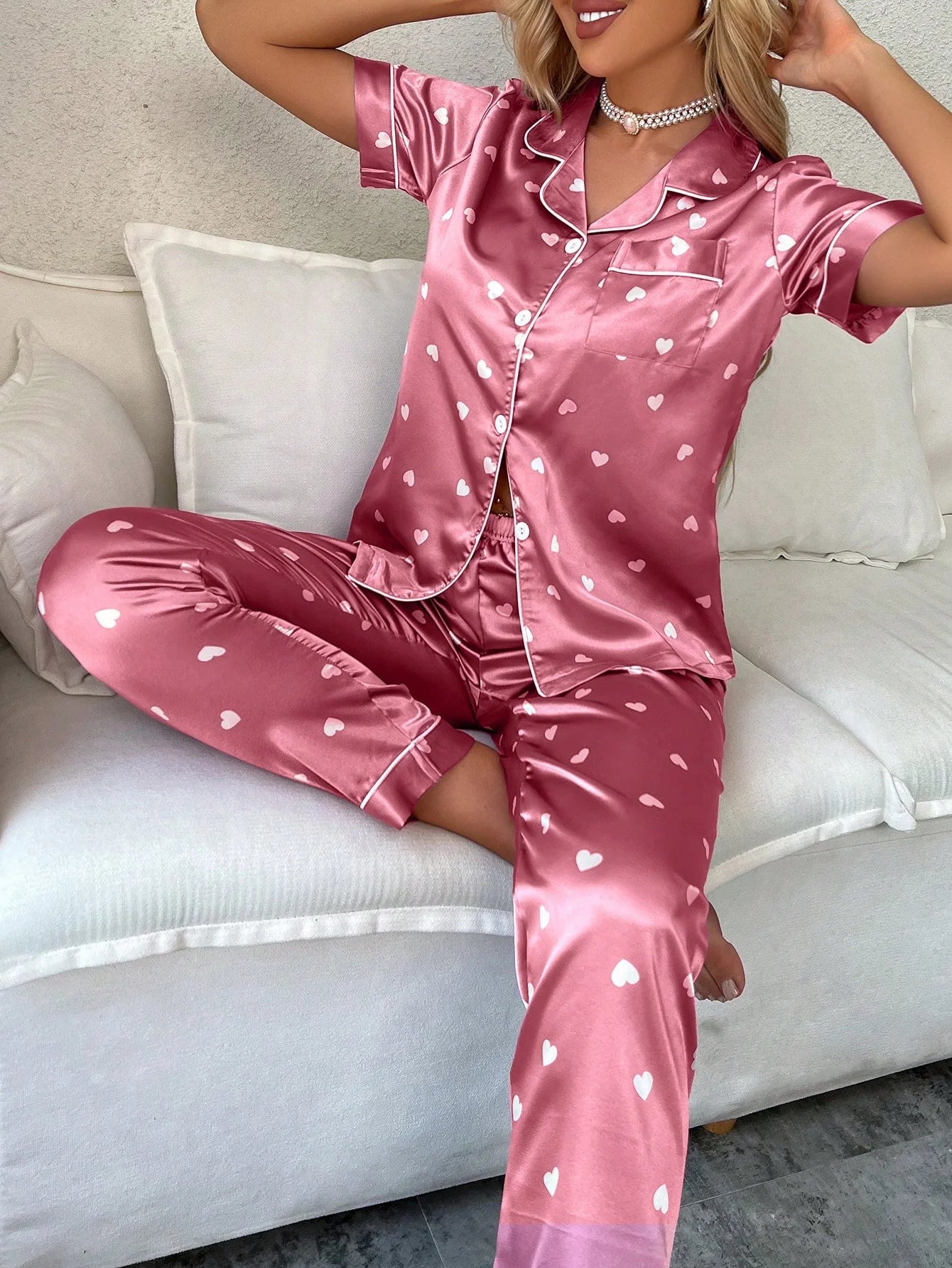Conjunto de pijama de manga curta simulado de seda com estampa de coração, cor sólida e calça comprida com acabamento contrastante