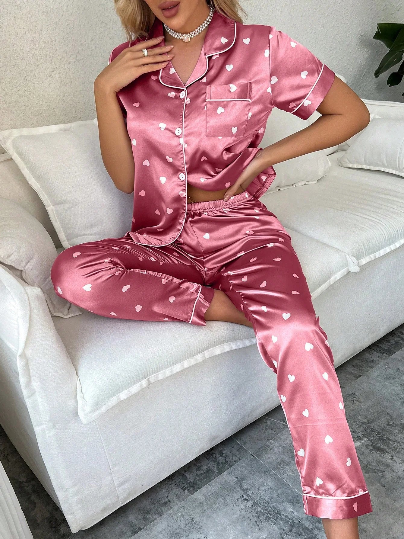 Conjunto de pijama de manga curta simulado de seda com estampa de coração, cor sólida e calça comprida com acabamento contrastante