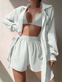 SHEIN Swim Conjunto de camisa de botão frontal com gola dobrável e shorts de cor sólida para cobrir a praia no verão