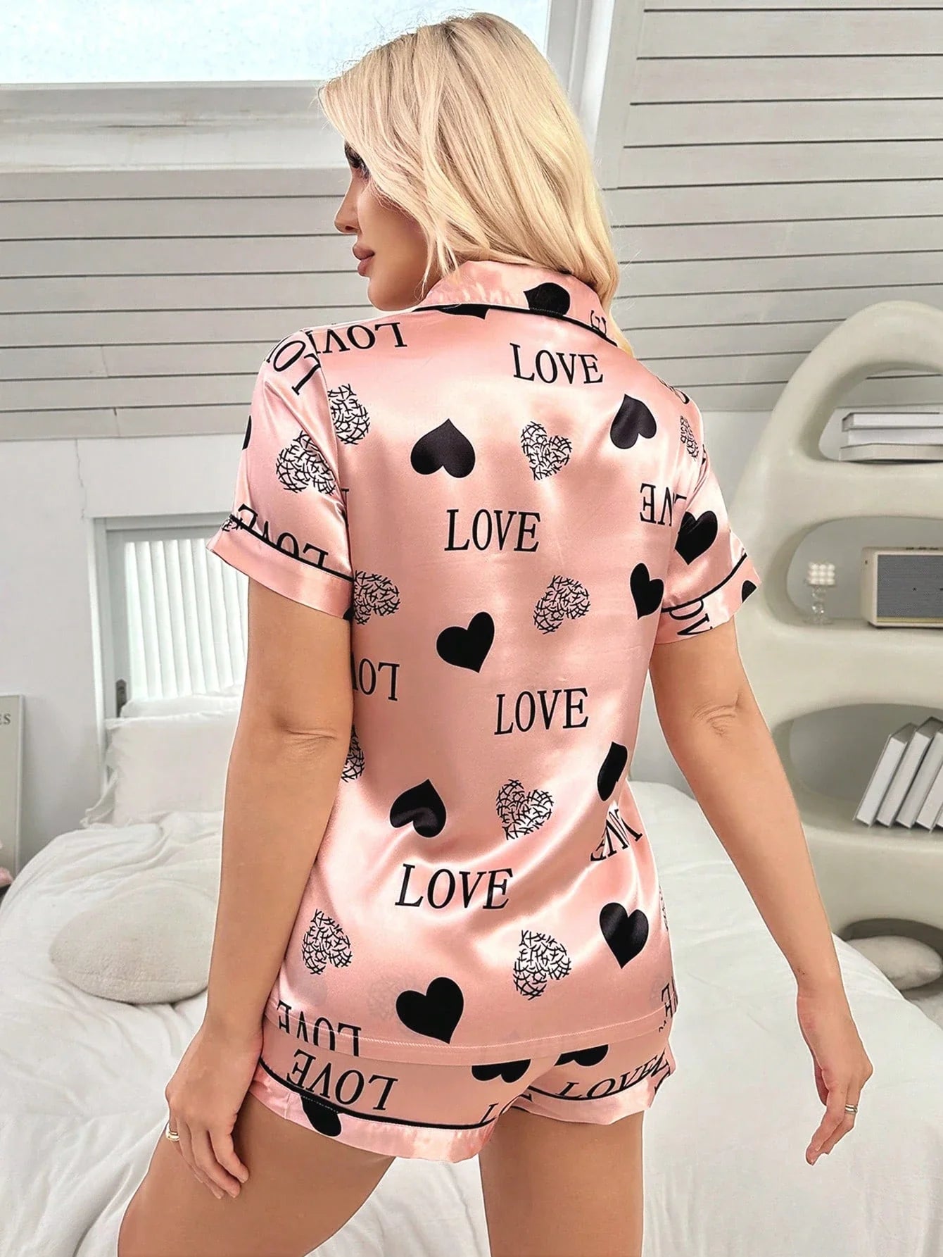 Conjunto de Pijama com Top de Manga Curta e Shorts com Estampa de Coração Semelhante à Seda, com Colarinho de Lapela e Design Aberto na Frente