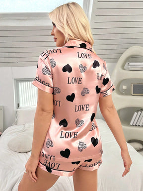 Conjunto de Pijama com Top de Manga Curta e Shorts com Estampa de Coração Semelhante à Seda, com Colarinho de Lapela e Design Aberto na Frente