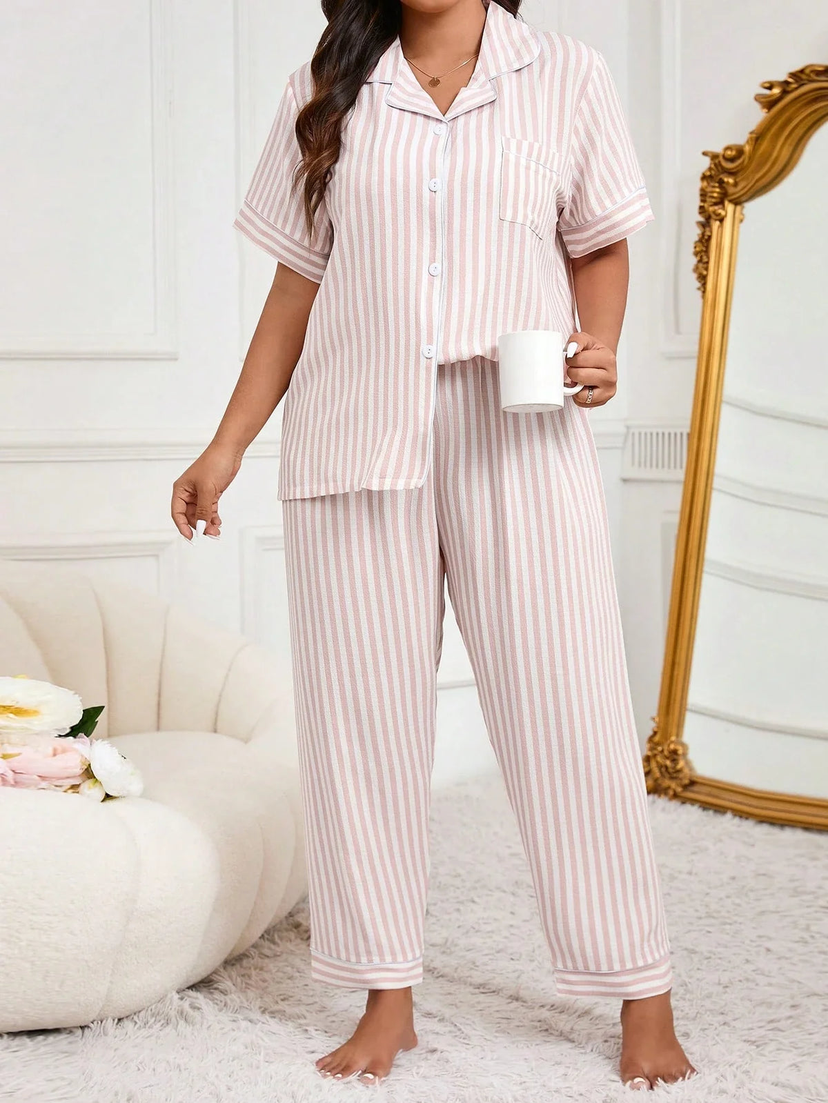 Conjunto de pijama solto com mangas curtas e calças compridas com estampa listrada rosa e branca