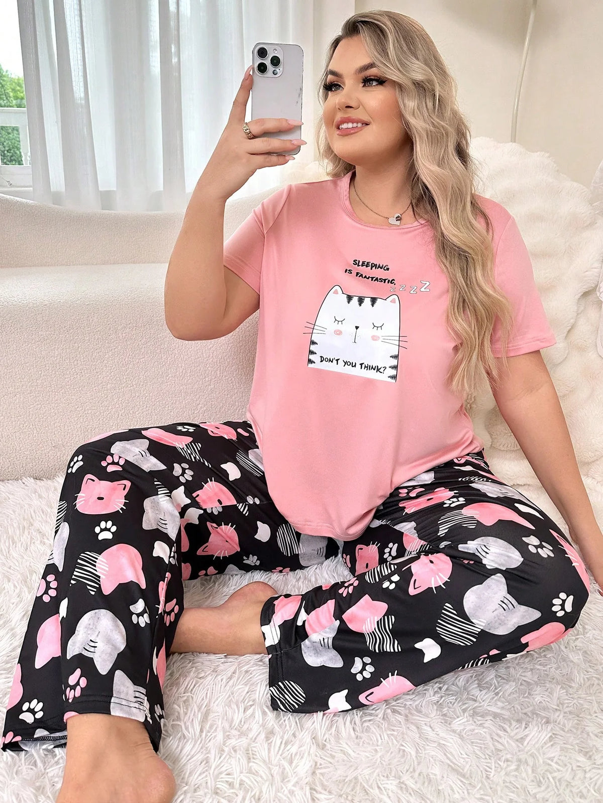 Conjunto de pijama de manga curta e calça comprida estampada de gato fofinho