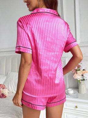 Conjunto de Pijama Blusa de Cetim com Pesponto em Contraste e Shorts Jacquard Listrados