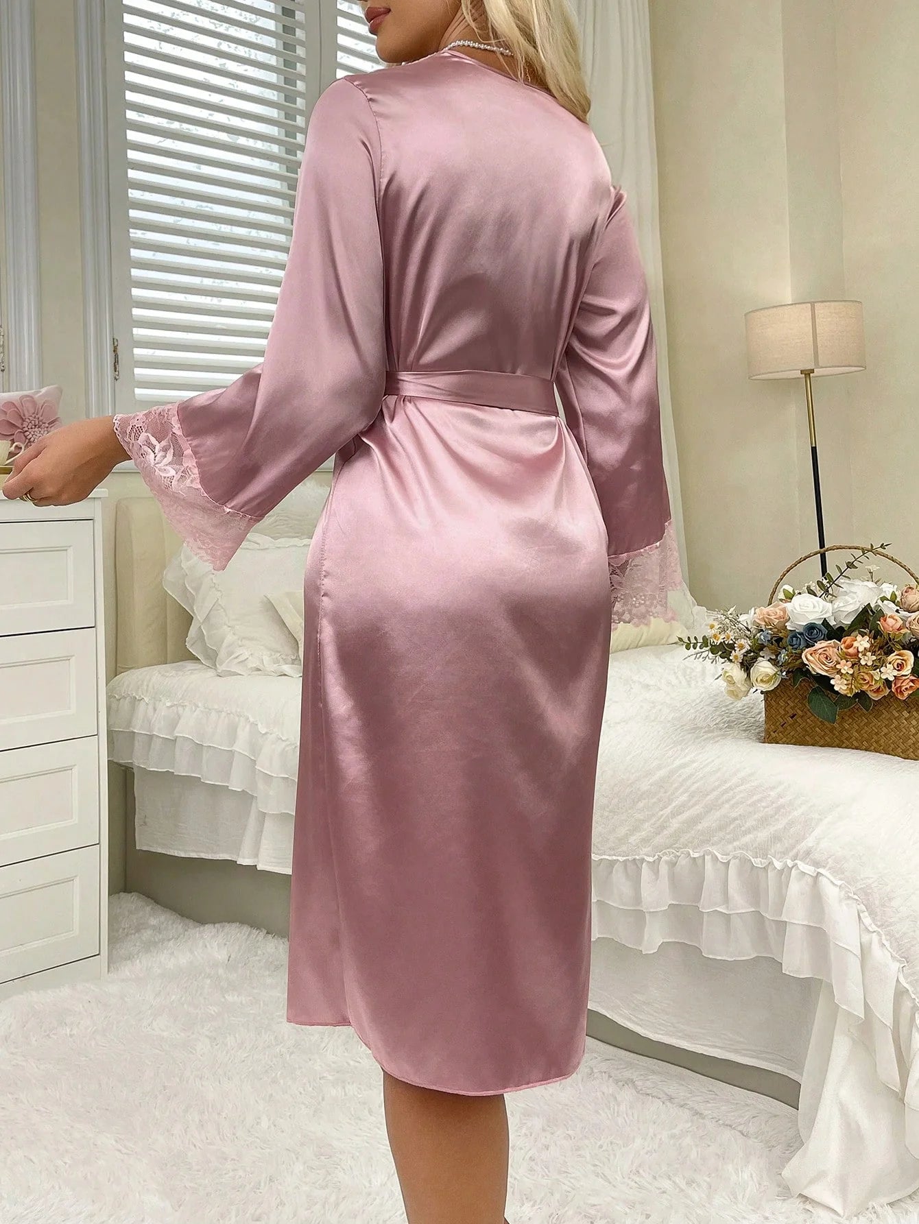 Robe elegante com decote em V profundo, manga longa, amarração na cintura e bainha dividida para mulheres