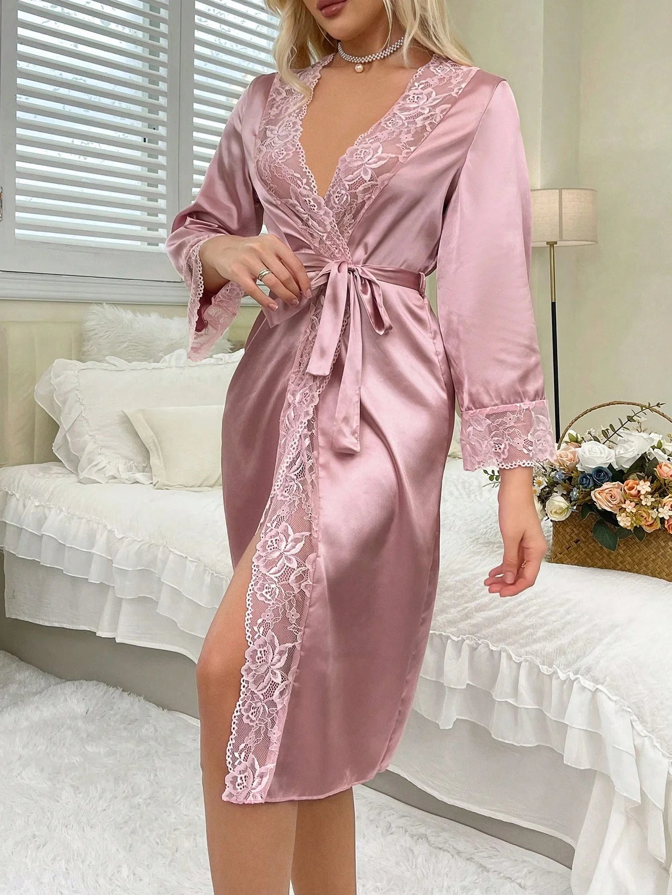 Robe elegante com decote em V profundo, manga longa, amarração na cintura e bainha dividida para mulheres
