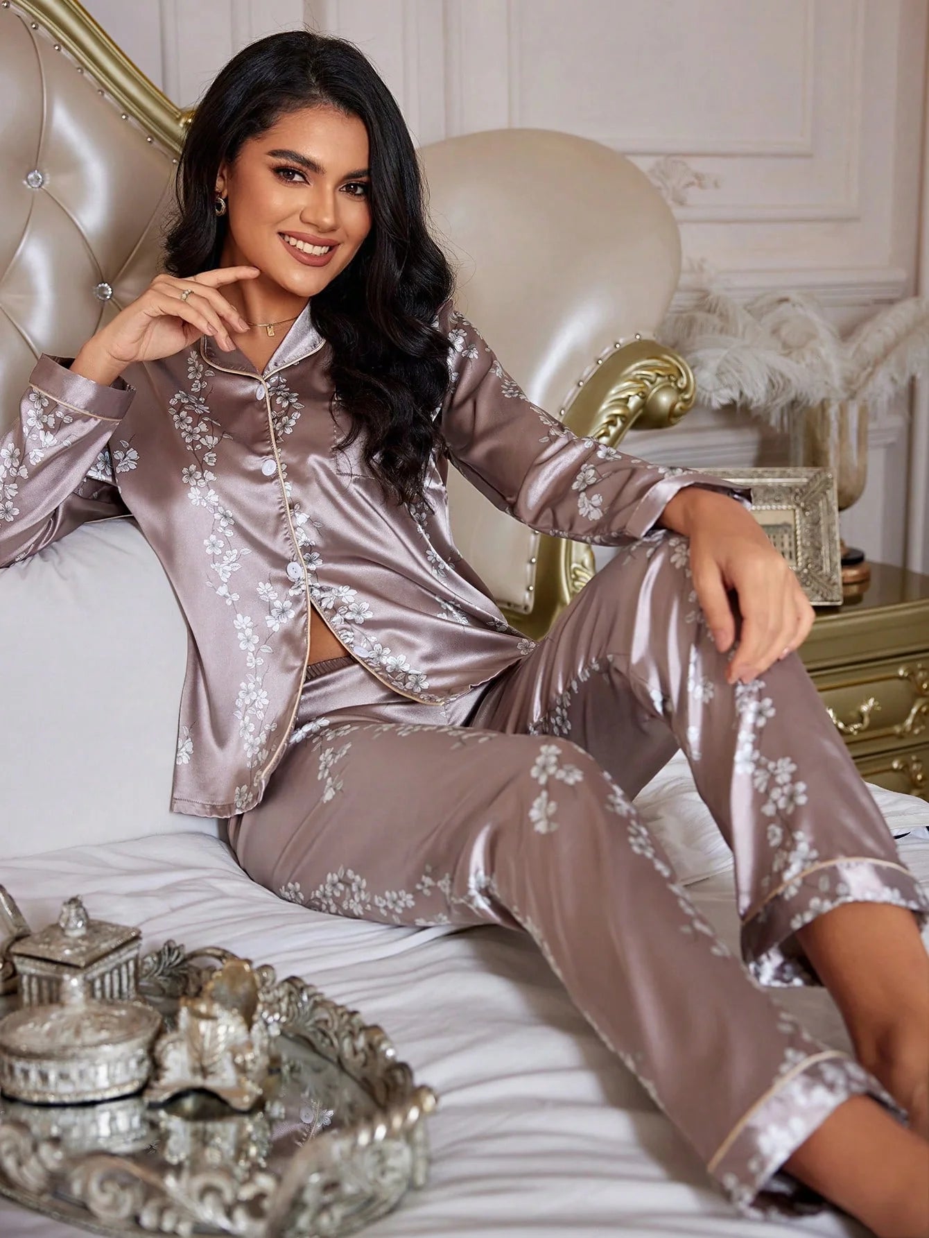 LuxeNights Conjunto de Pijama com Blusa de Cetim com Pesponto Contrastante e Estampa Floral e Calça