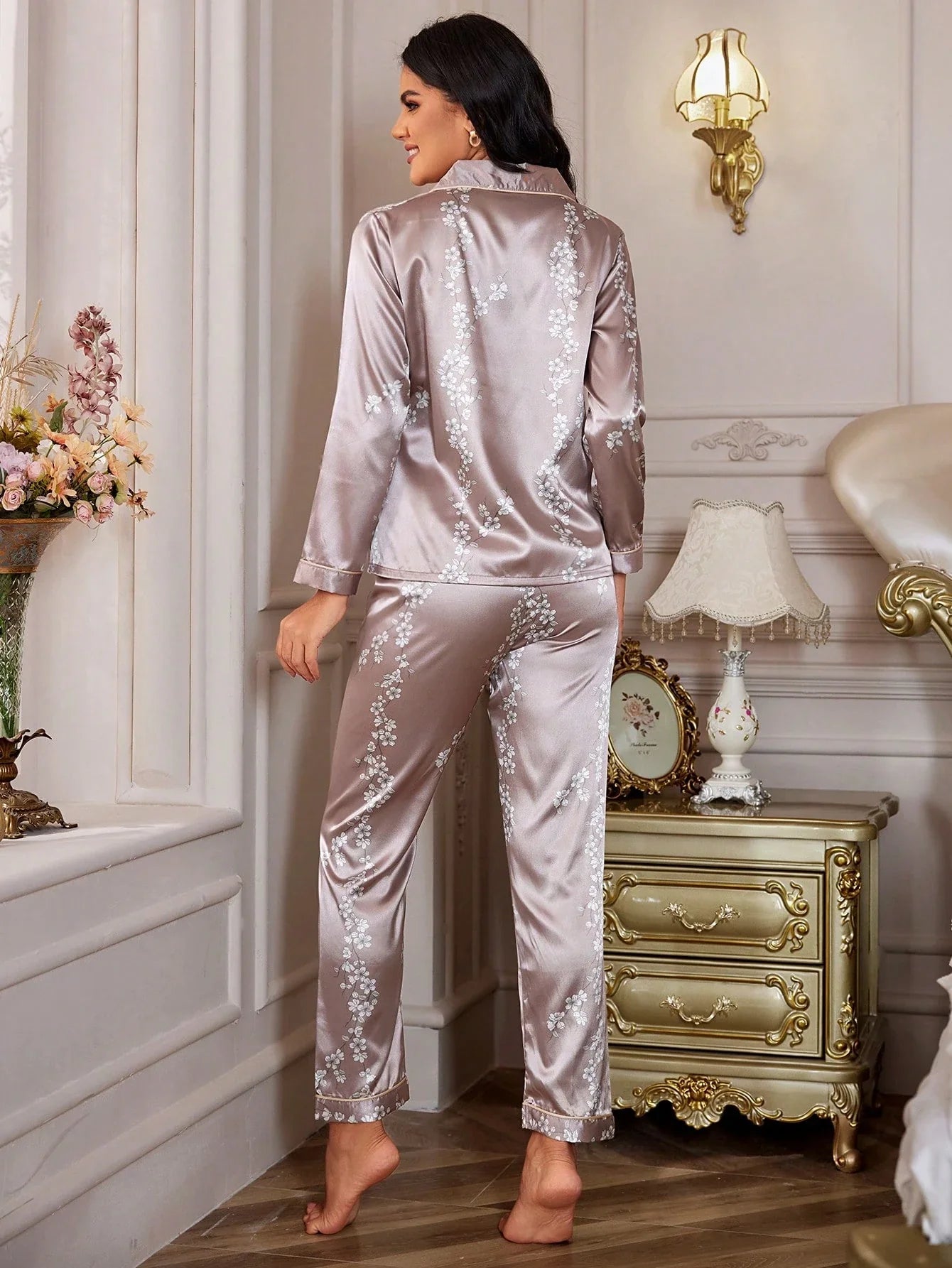 LuxeNights Conjunto de Pijama com Blusa de Cetim com Pesponto Contrastante e Estampa Floral e Calça