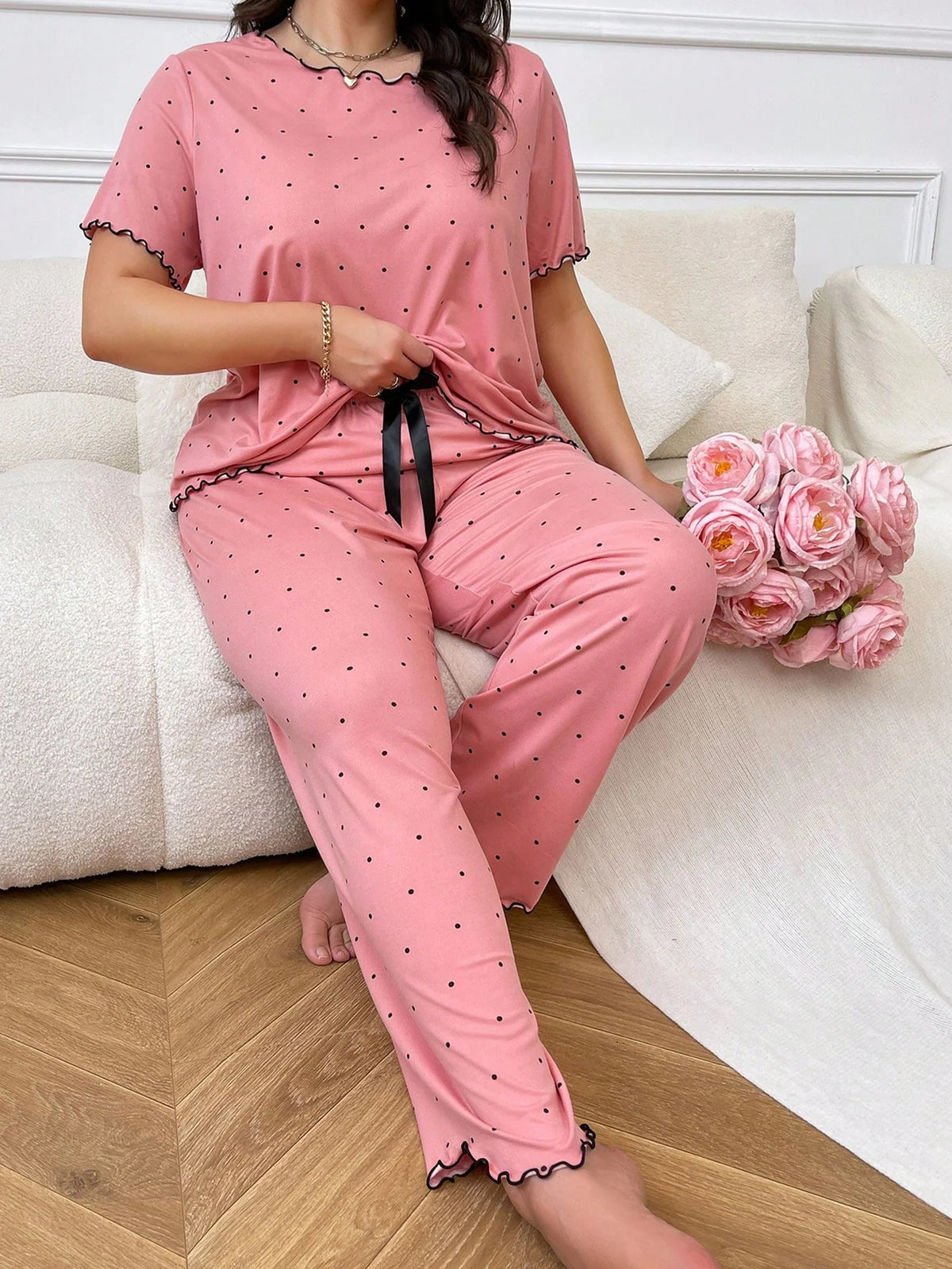 Conjunto de pijama com estampa de bolinhas, bainha de alface e laço, para mulheres em Plus Size