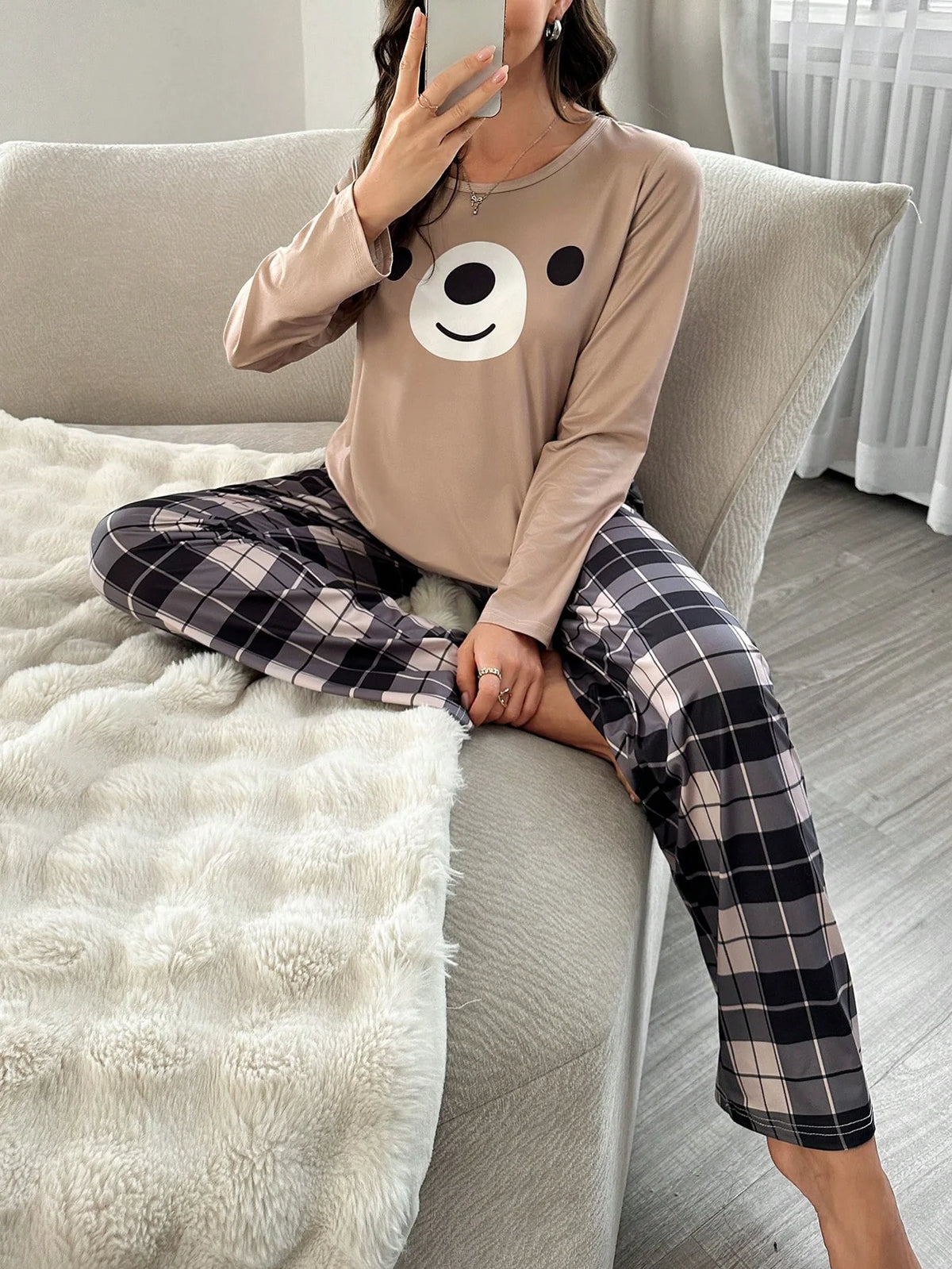Conjunto Casual de Pijama com Top de Manga Longa com Estampa de Expressão Animal e Calça Xadrez para Mulheres