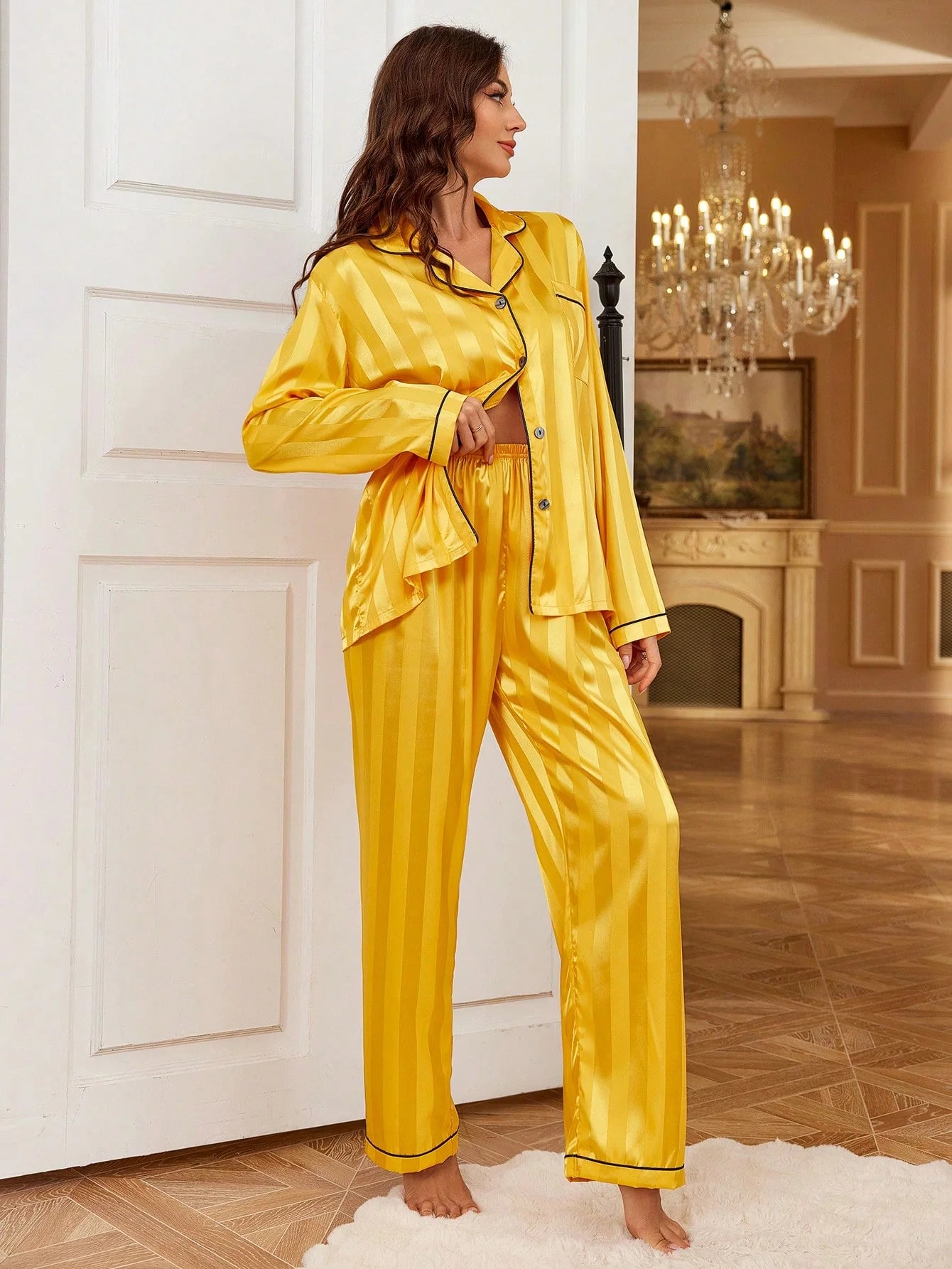 SHEIN Conjunto de pijama de cetim com acabamento em contraste