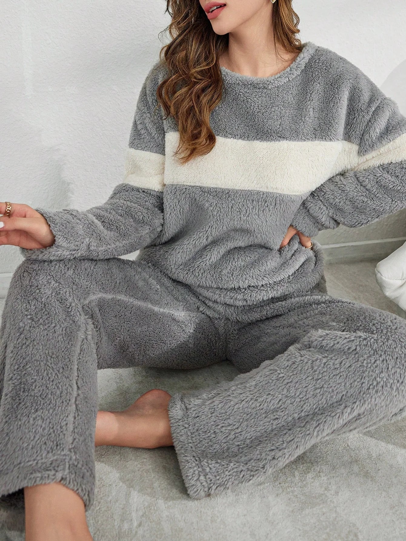 SHEIN My Everyday Conjunto de Pijama de Mangas Longas e Calça Comprida com Contraste de Cor em Tecido Plush