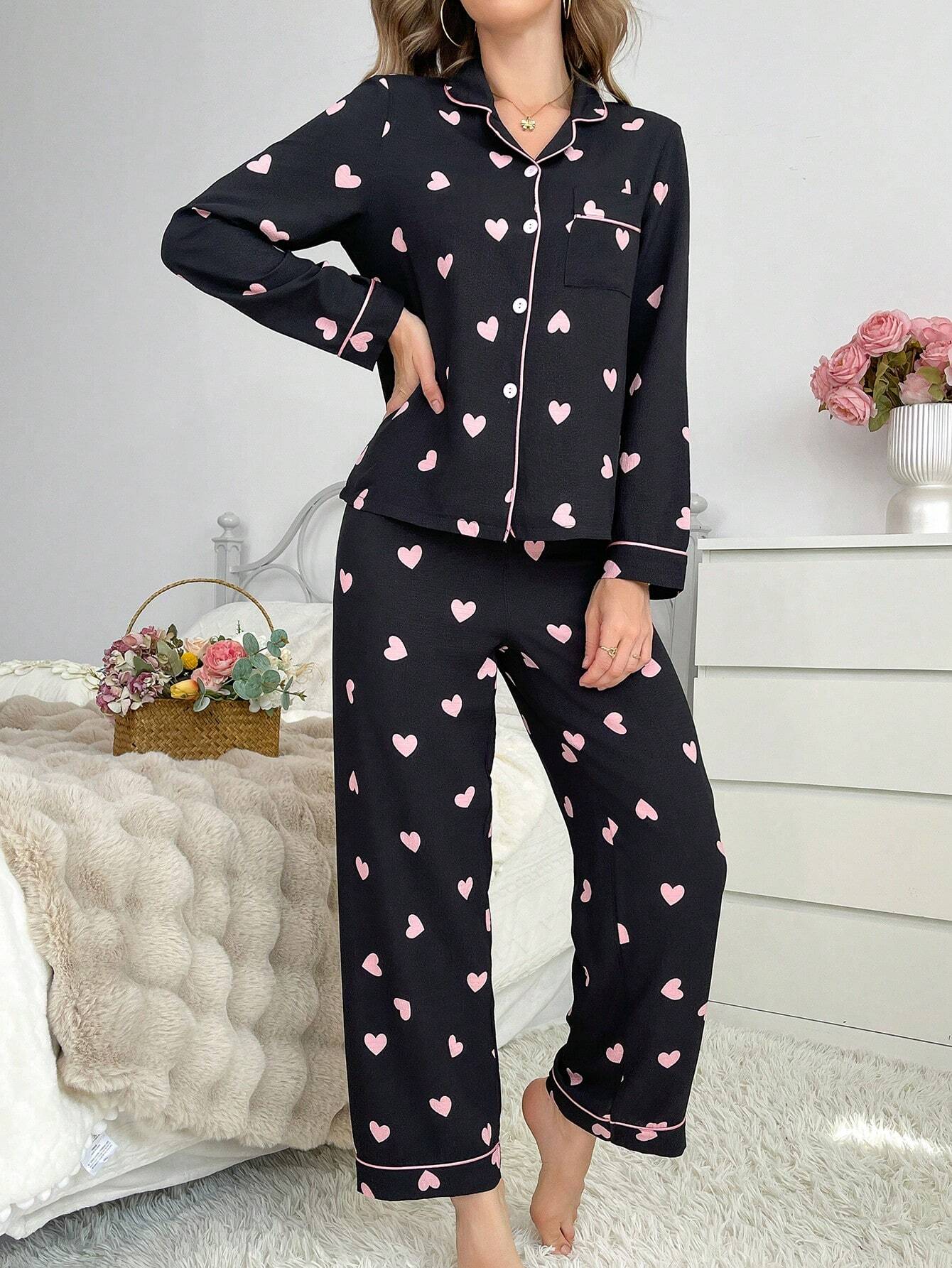 Conjunto de Pijama Feminino com Gola de Recorte Contrastante, Aberta na Frente, Formato de Coração e Franzido