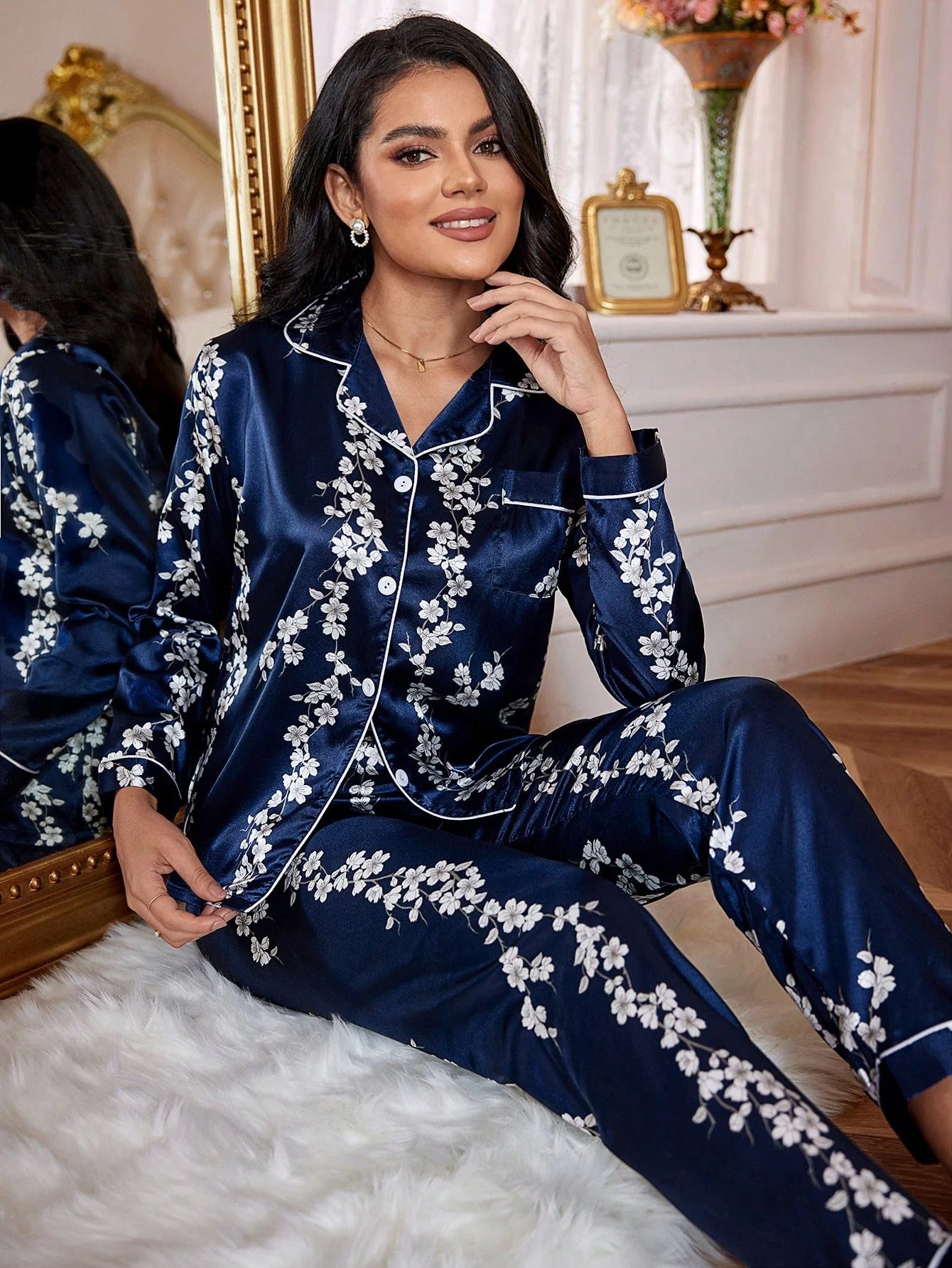 LuxeNights Conjunto de Pijama com Blusa de Cetim com Pesponto Contrastante e Estampa Floral e Calça